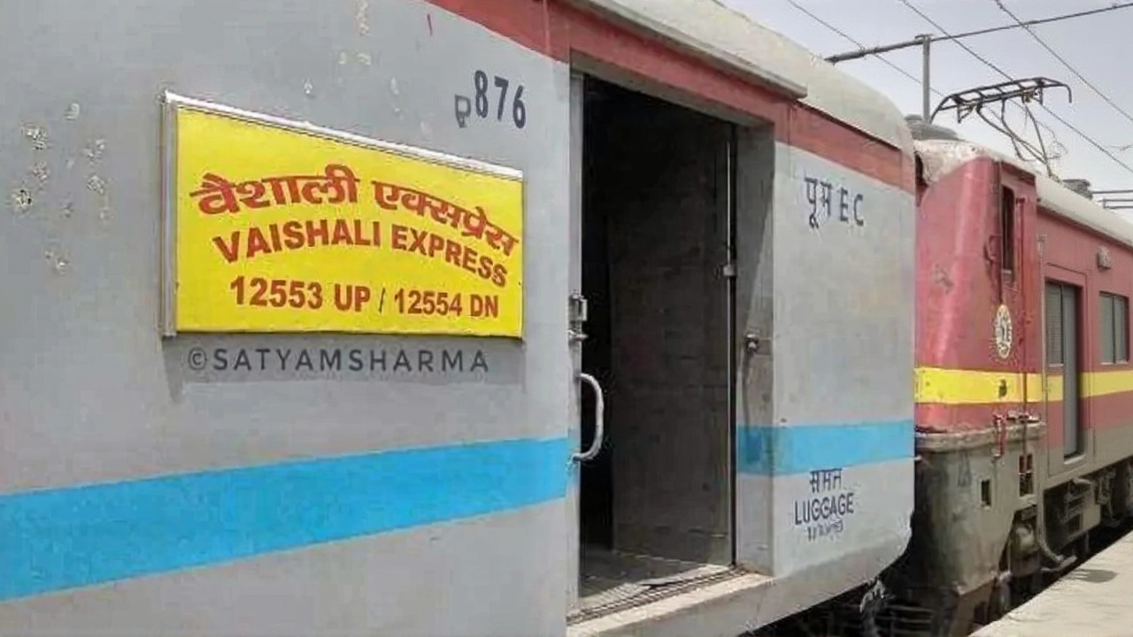 वैशाली एक्सप्रेस का सुपरफ़ास्ट दर्जा हटाया, किराए में 75 रुपए तक की छूट
